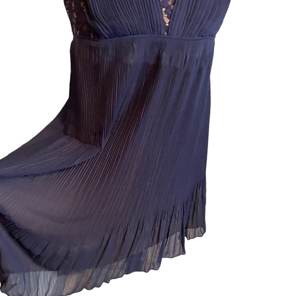 Motherhood Maternity Womens - Size M
Sleeveless Pleated Lace - Side Zipper - Picture 6 of 13